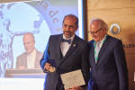 El Dr. Fernando Carbonell entregando el diploma al Dr. Mayagoitia